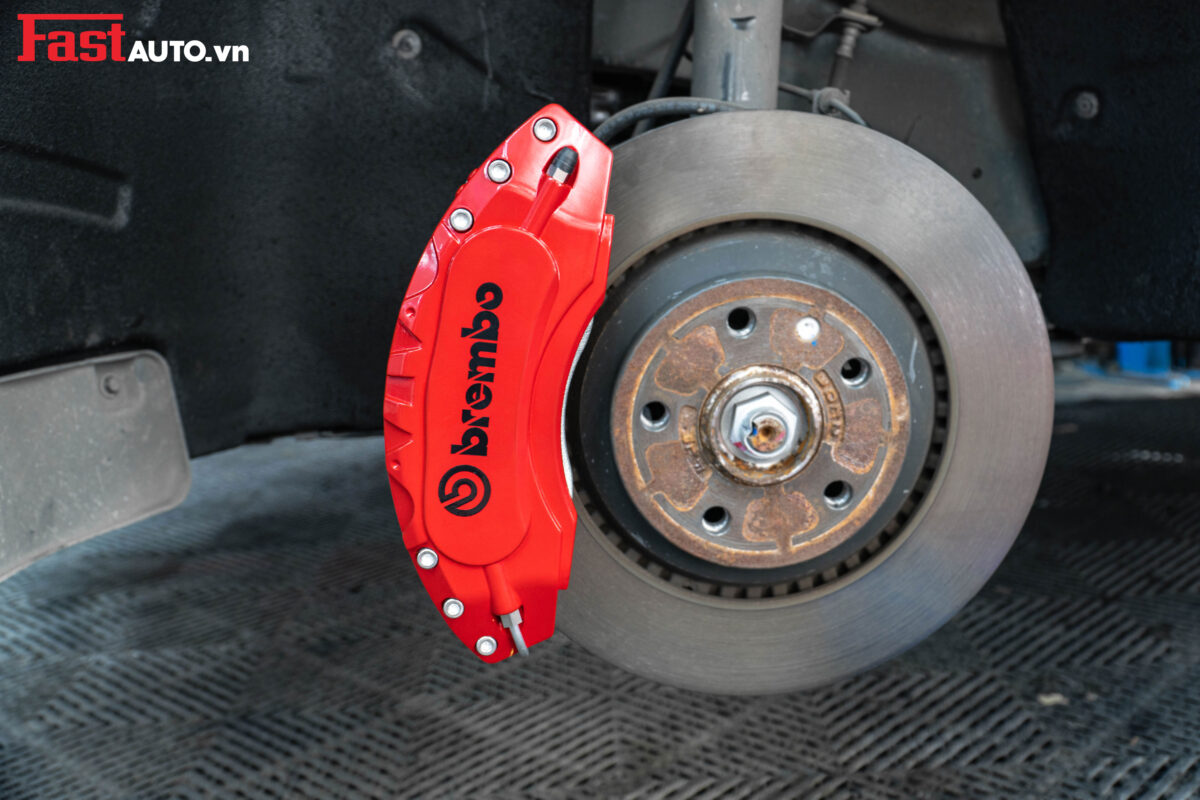 Gắn ốp má phanh Brembo Territory