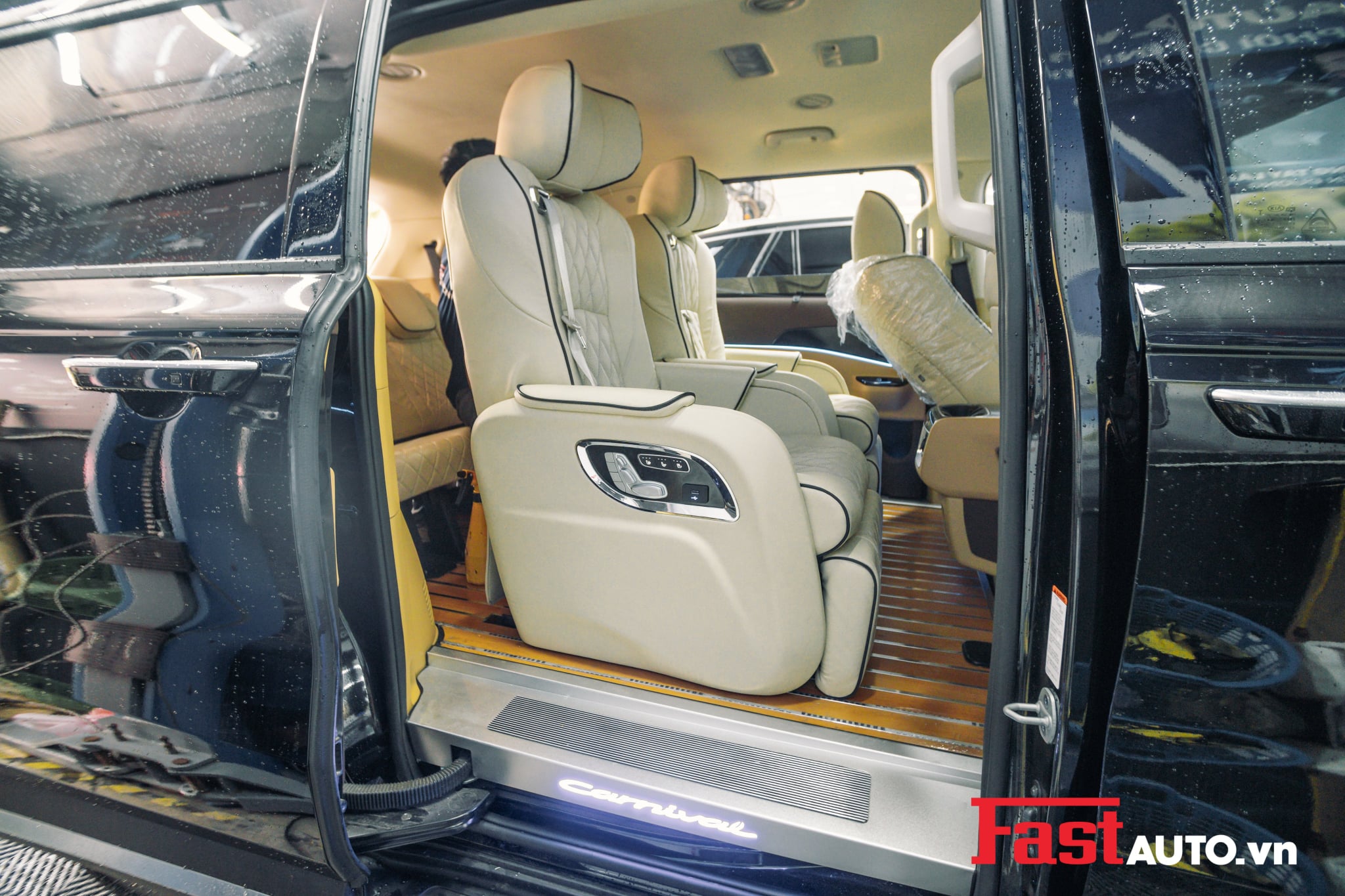 Alternative view of Nâng Cấp Ghế VIP Limousine Cho Kia Carnival