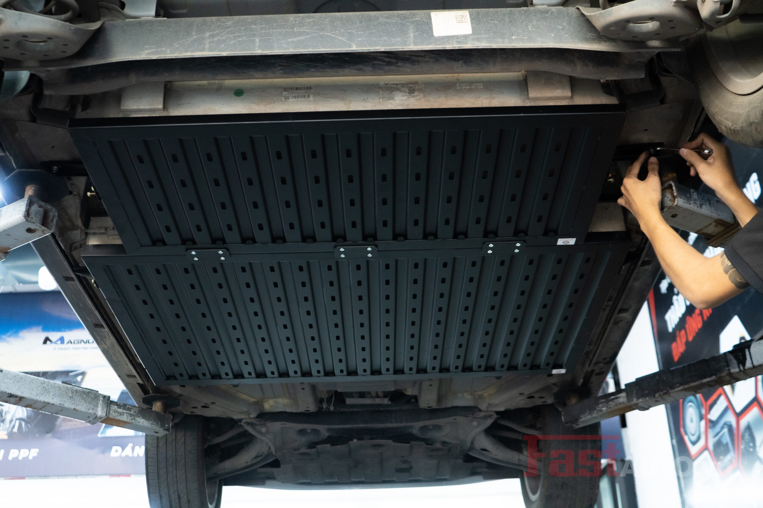 Lắp Đặt Ốp Bảo Vệ Pin Cho VinFast VF5