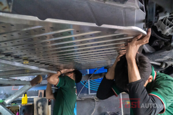Có Nên Lắp Ốp Bảo Vệ Pin Cho VinFast VF9? 29 DSC01855